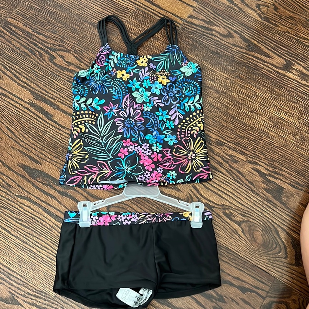 NWT. Girls Medium/7-8 2 piece swimsuit.
